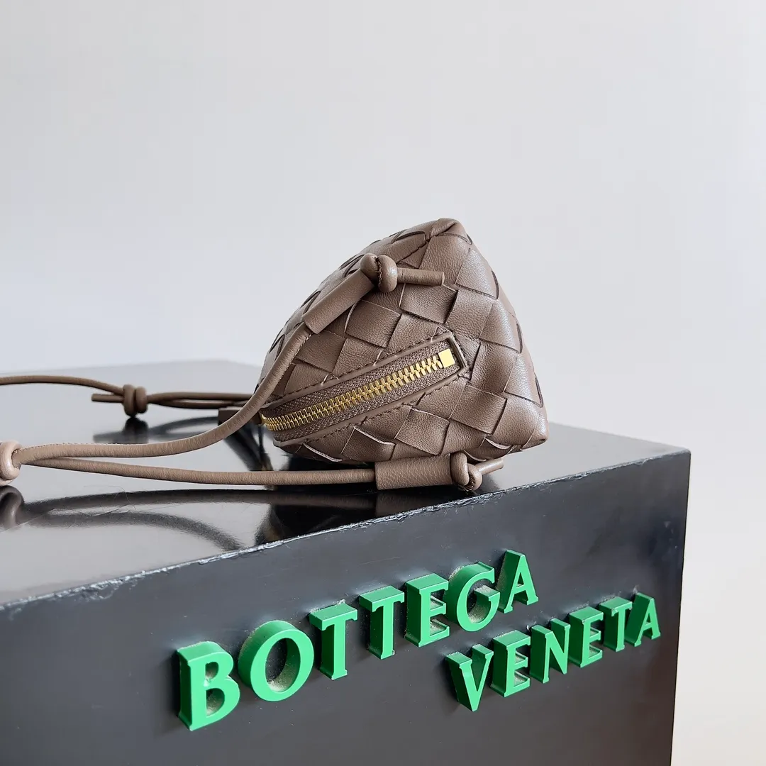 Batch 1260 BV new mini bag ceiling Bottegaveneta new Concert Pouch bag is small and has a large capacity. It can hold a Pro max mobile phone. The shoulder strap is adjustable for cross-body carry. It is very cost-effective when carried on one shoulder. The latest small bag in autumn has a lot of capacity. It can hold 4 short clips. I also tried it and it can hold one of my fists. It is cute, the capacity is touching and the length of the shoulder strap is adjustable for daily commuting. Full score 10 #bv woven bag Style number: 794258 Size: 18.5*11.5*8.5cm